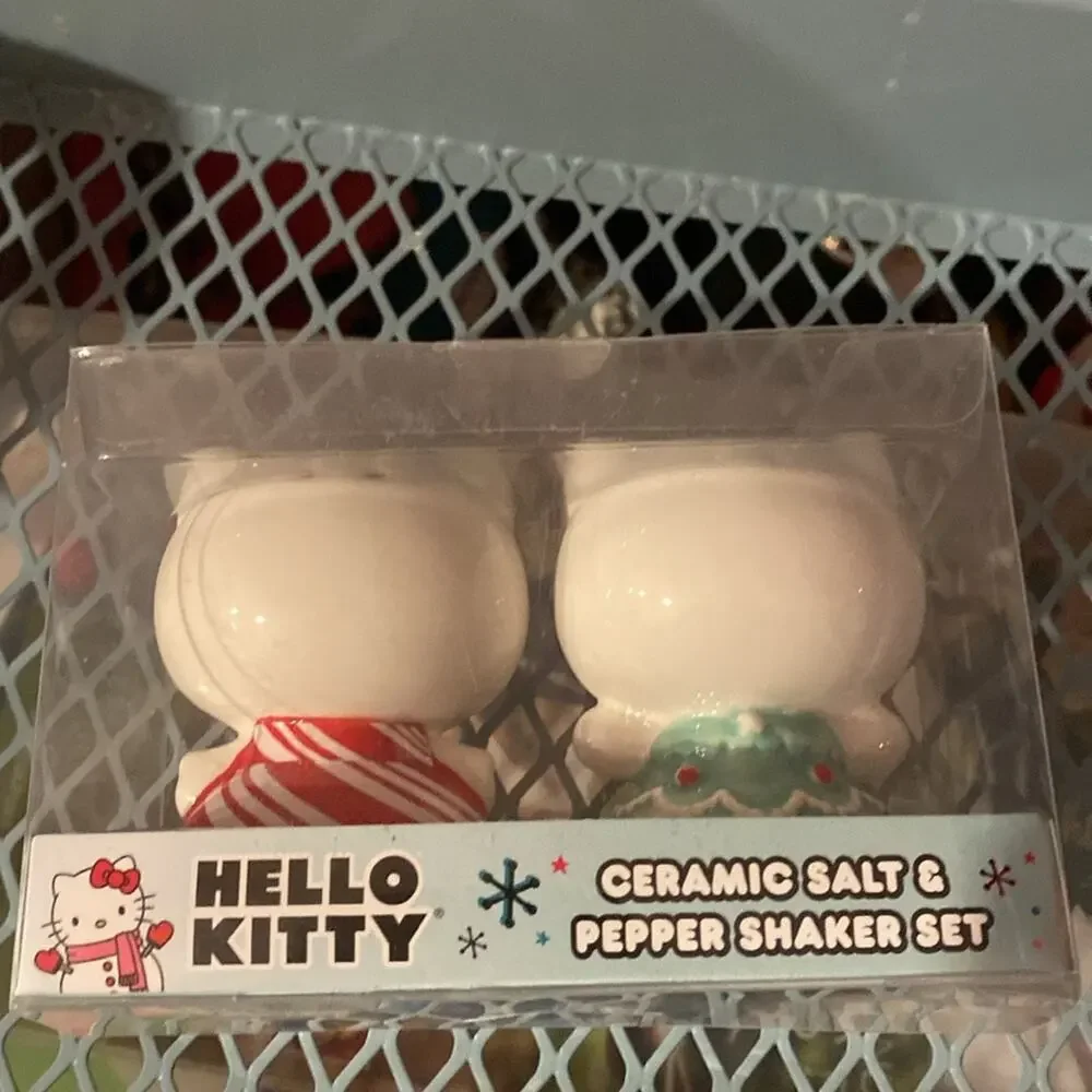 BNWT HELLO KITTY Candy Cane Christmas Tree Dress Ceramic Salt and Pepper Shakers